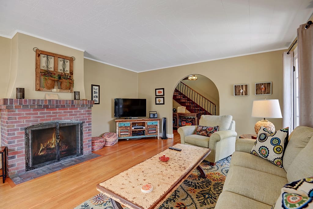 2-LIVING ROOM TO FIREPLACE RS