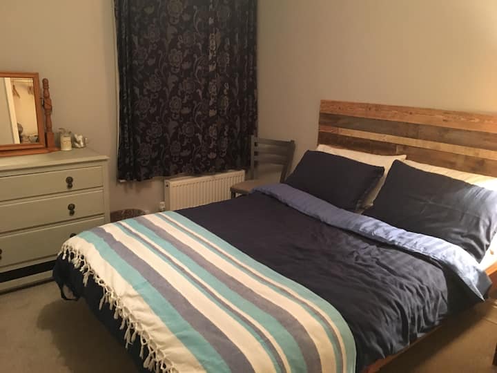 غرفة نوم ثانية بسرير مزدوج مريح