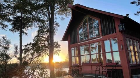 Charming Lake Cottage