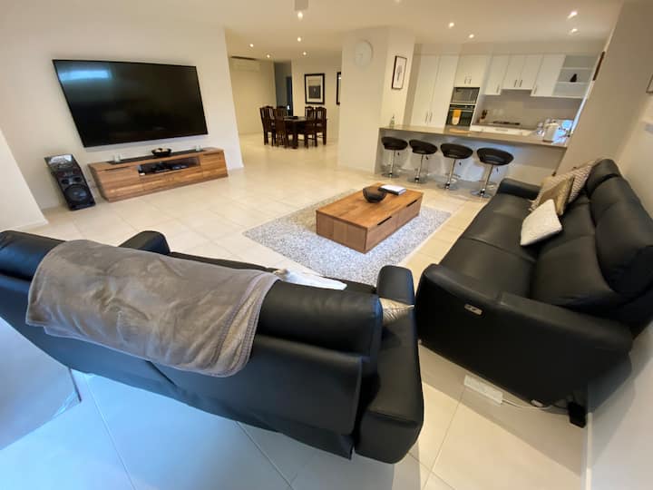 Sunlovers Beach House when location matters! Houses for Rent in