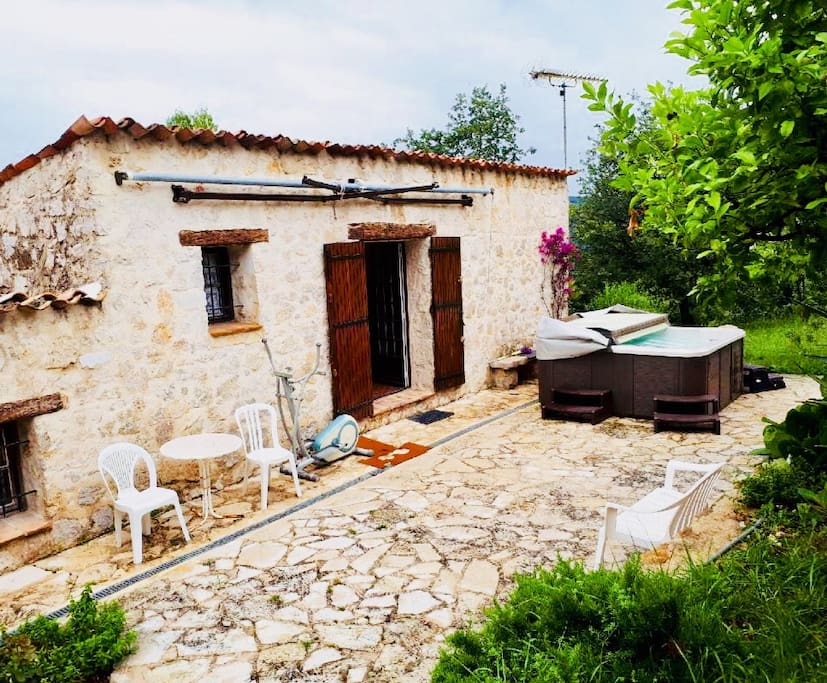 Villa avec terrasse / accès Jacuzzi et piscine / 2 chambres , cuisine aménagée, salle de bain et salon