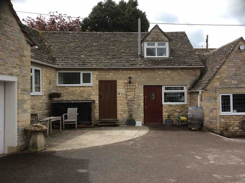 Cotswold Flat in the heart of Bibury, Cotswolds