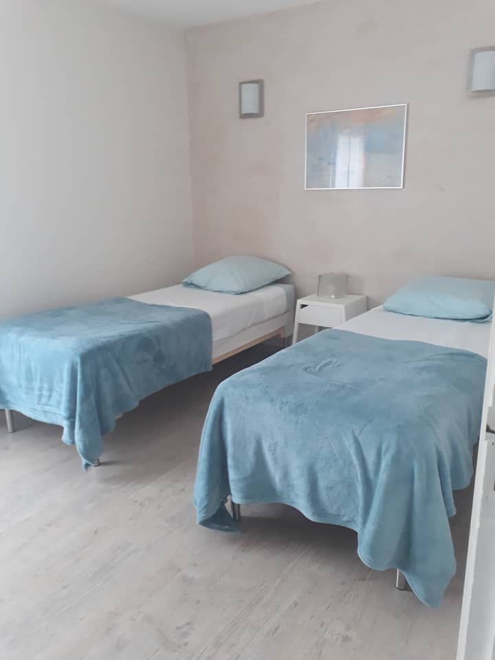 2 jednolôžková izba