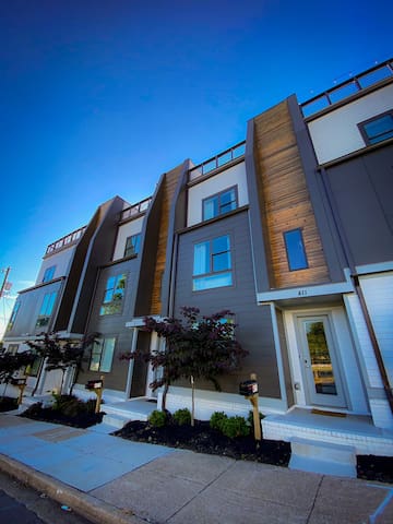 ★ ★ ★ ★ ★ ROOFTOP 4BD//4BA Modern Surf House