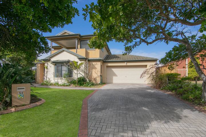 Oceania Peace is 3 min walk to pet friendly beach