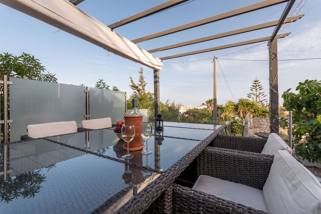 Al fresco dining at side terrace