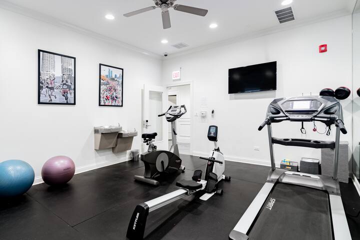 Boutique Double Hotel Suite Borders Andersonville and Uptown gallery image 4