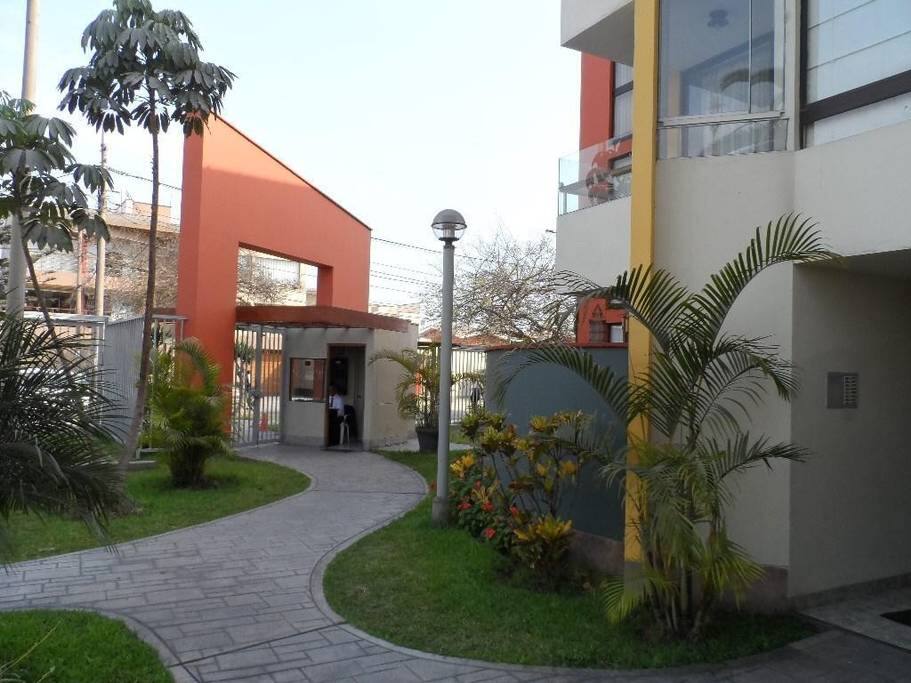 Building Entrace 24/7 Security and Doorman