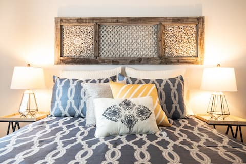 Popular Airbnb listing: Cozy, Extra Clean and Fully Renovated - Sleeps 2 in Northeast Inner Loop