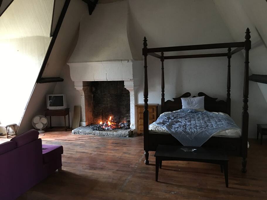 le lit à baldaquin de la suite médiévale
