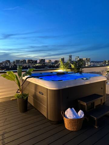 Archer House | Hot Tub Rooftop | Downtown Luxury! gallery image 2