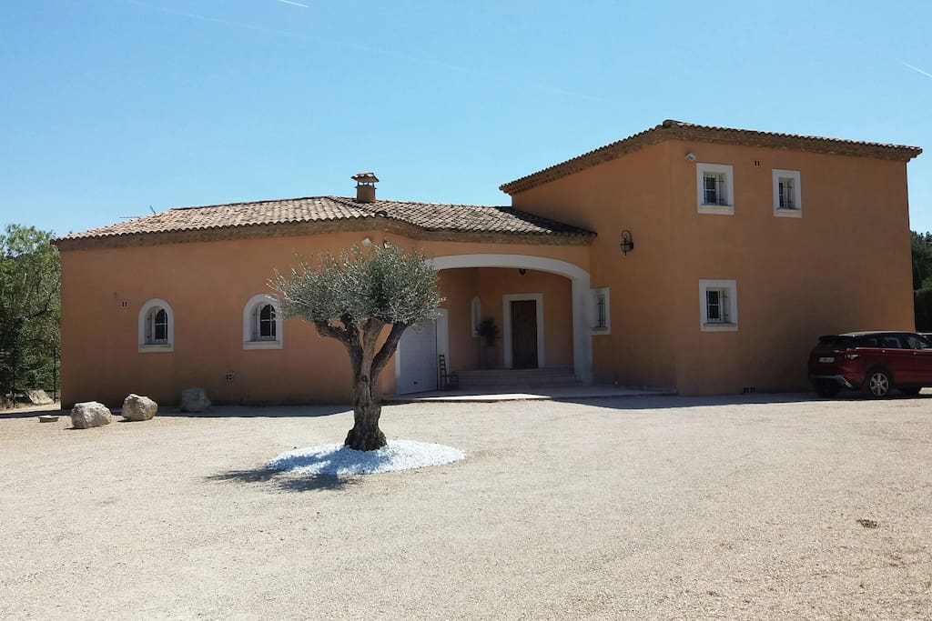 Vue de l'entrée / Front view