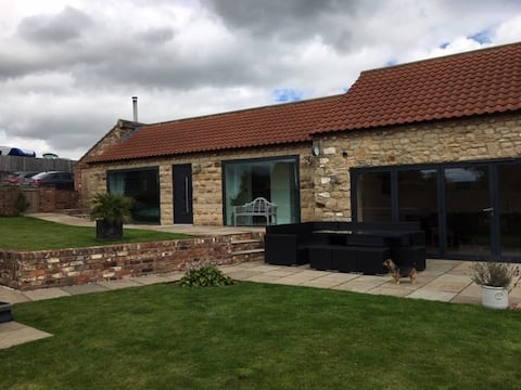 The Old Stables, Luxury Holiday Home with Hot Tub.