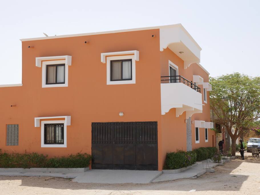 Façade de la villa côté garage