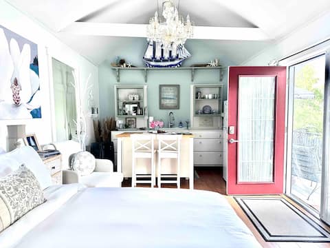 Recharge at Tranquil Sea Salt Cottage in Historic Wiscasset