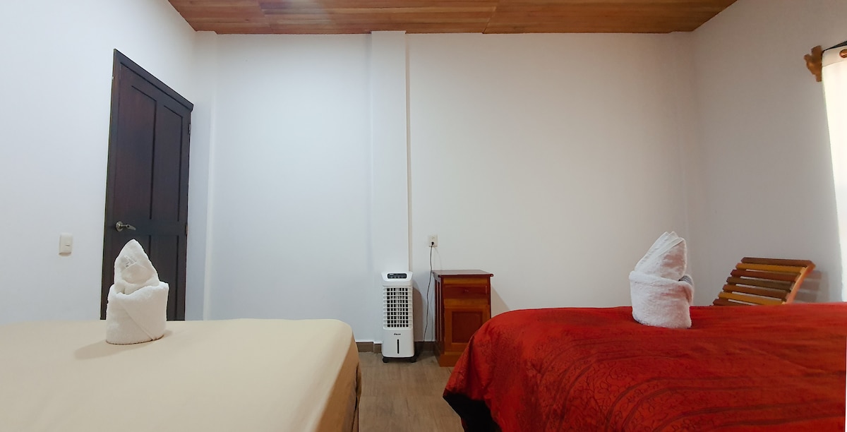 Krevat dopio dhe dopio në dhomë me ventilator dyshemeje.