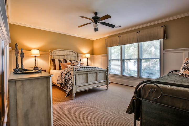 ห้องสวีทมาสเตอร์ชั้นใต้ดินพร้อมเตียงควีนไซส์และเตียง 