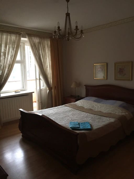 спальня с балконом/bedroom with a balcony