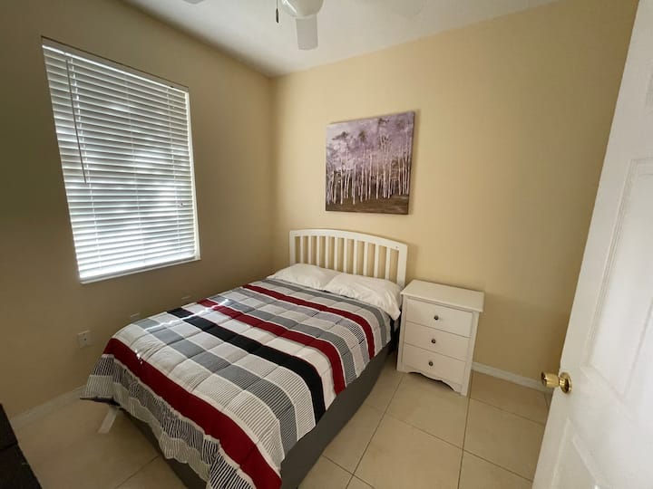 Спална соба на првиот кат со полн кревет