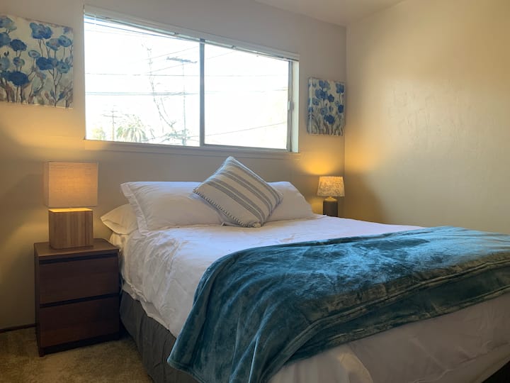 كما يتم إخفاء غرفة النوم الثانية للخصوصية. يتميز بسرير بحجم ملكي والكثير من البطانيات الإضافية لمنحك راحة عميقة.