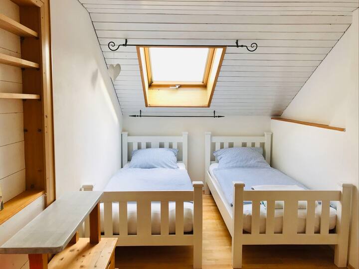 Bedroom with 2 single beds 