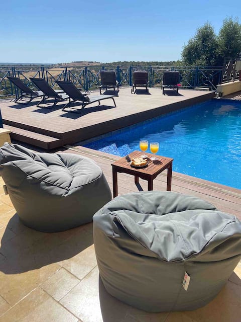 Villa Toscana : Pool & Elah Valley vineyard view