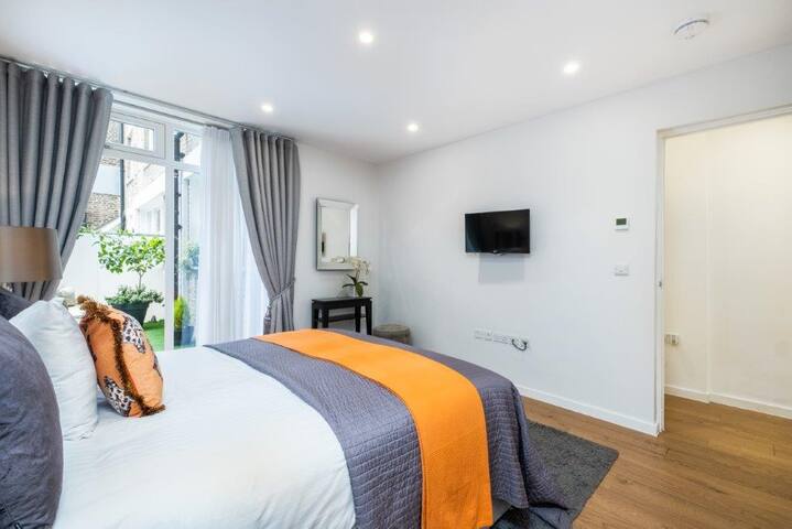 Spacious 2 Bed 2 Bath in Kensington & Chelsea