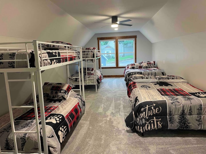 Large bonus room with bunk beds and 2 full size beds.