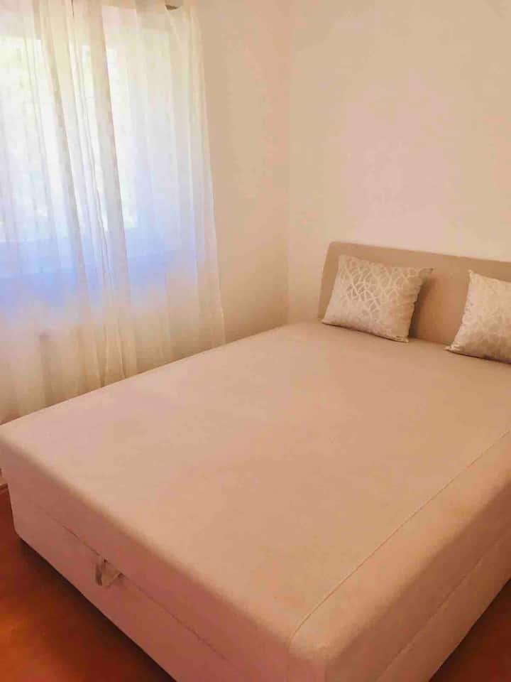 Спалня на приземния етаж с двойно легло