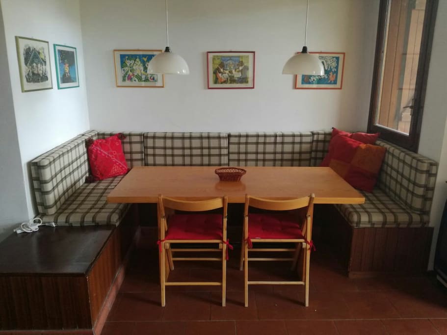 Salotto con tavola da pranzo