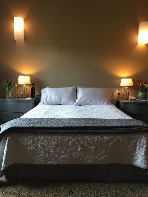 A cozy queen size bed.