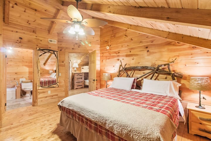 Hlavná spálňa (na poschodí) má manželskú posteľ Tempur-Pedic.  