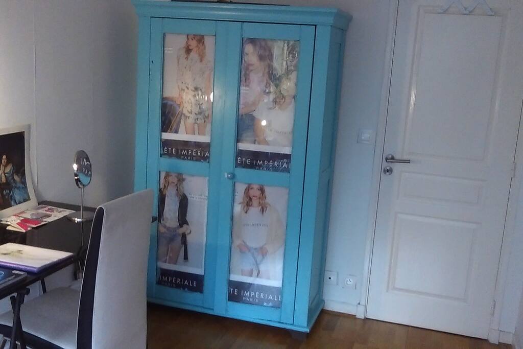Chambre:
Armoire & bureau