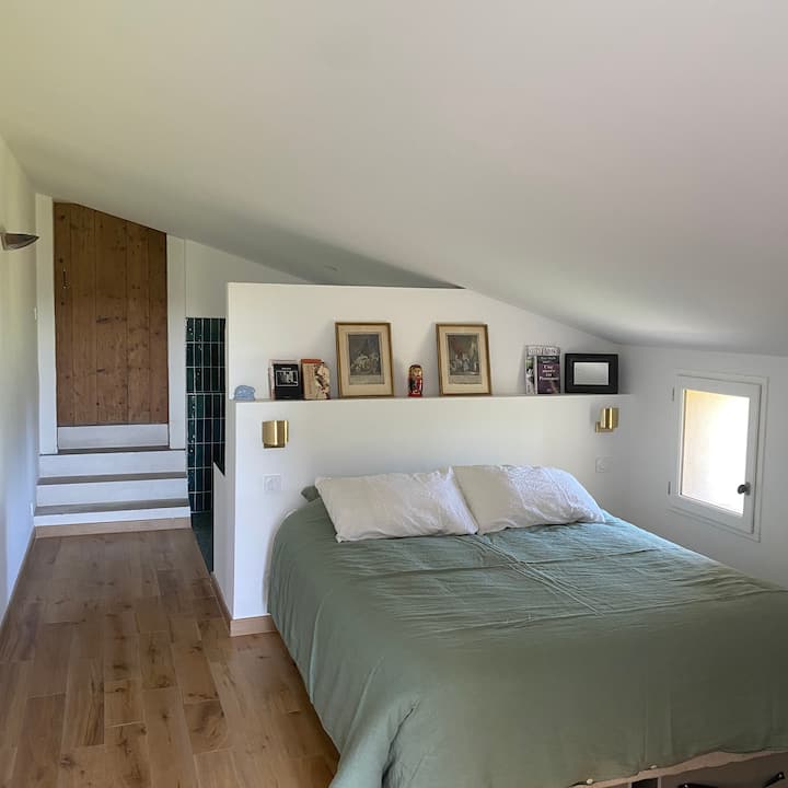 Master suite (krevat 160 cm) me banjë private.