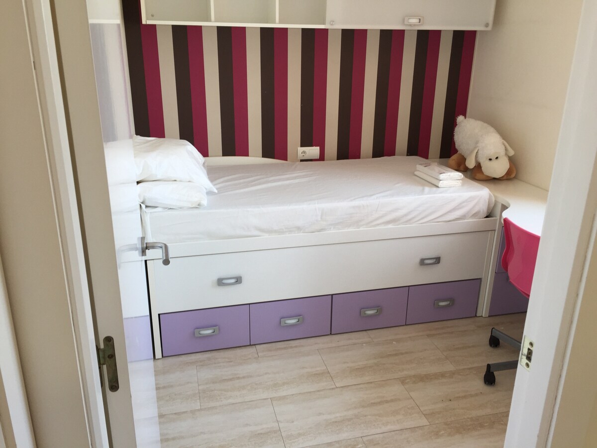 غرفة نوم بالطابق العلوي وسريران فرديان