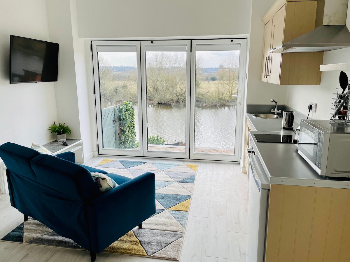 Top Airbnb: Idyllic Chester Studio on River Dee - “River View” in Great Boughton