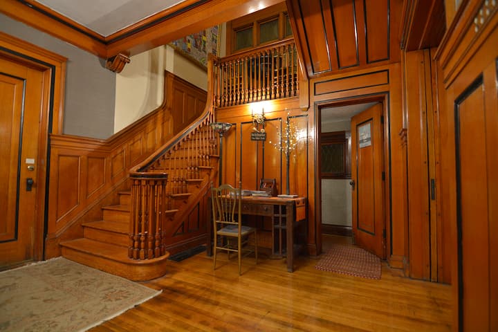 Victorian 1920's Era Beauty (Elmwood Village)