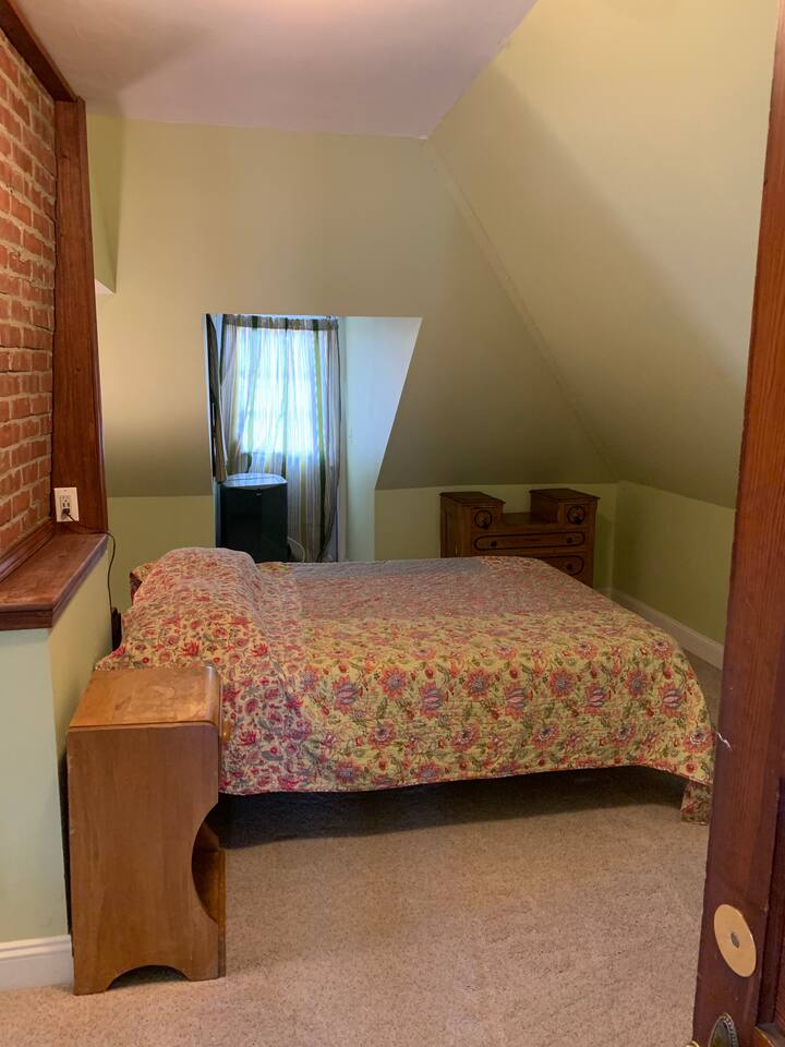 Charming Downtown Apartment - Apartments for Rent in Burlington