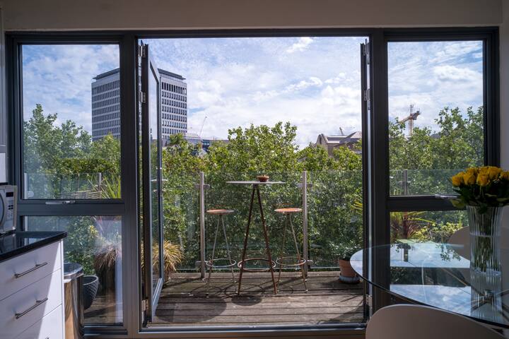 STUNNING city-centre 3 bed. River views + Parking gallery image 3