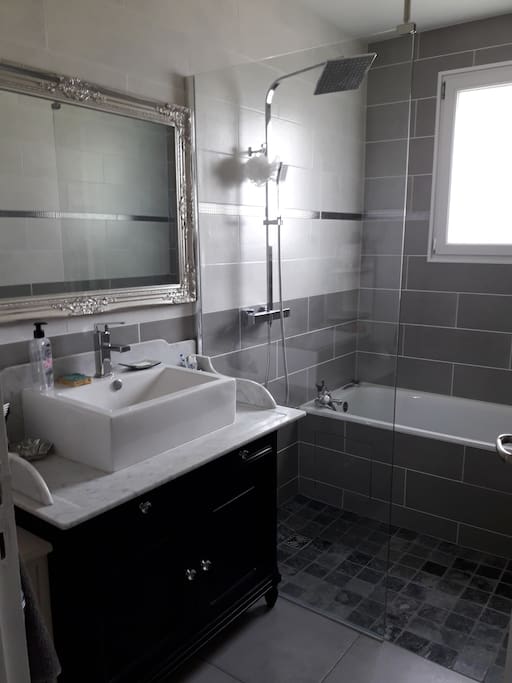 Salle de bain avec baignoire et douche à l'italienne
