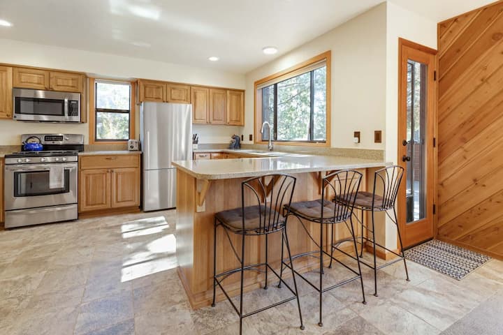 2 Living Rooms, A/c, King Beds, Near River, Hot Tub, Air Hockey, Sharc Passes - Bend, OR
