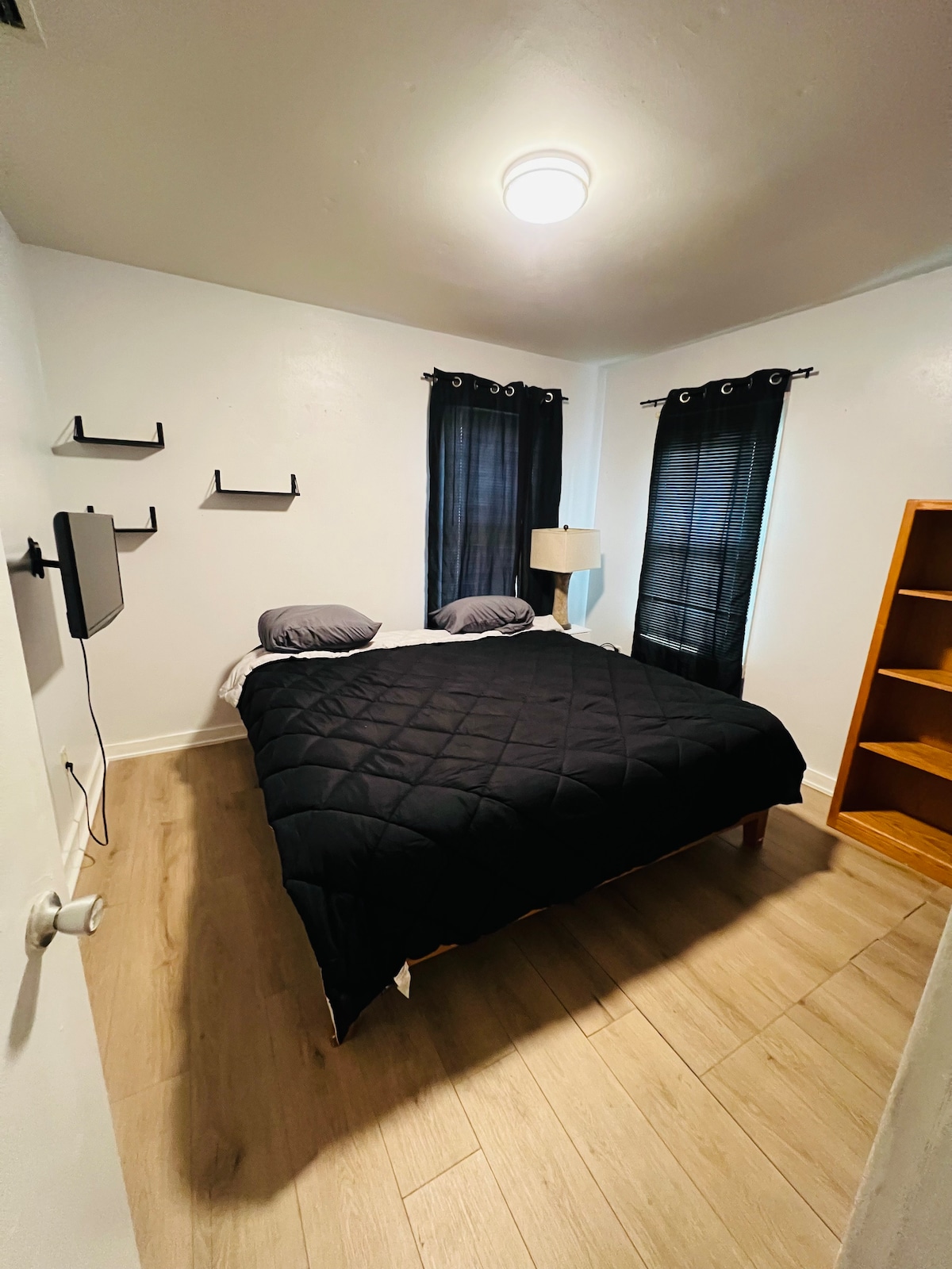 Segundo dormitorio con cómoda cama tamaño king