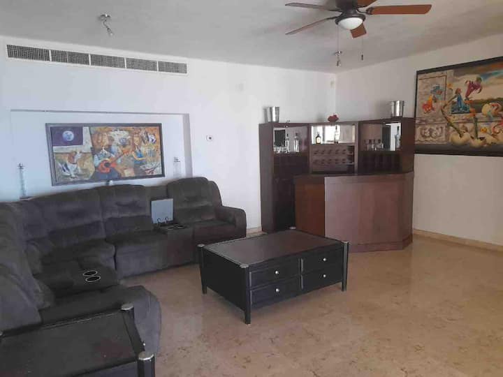 ГОЛЕМА СОБА СО БАР