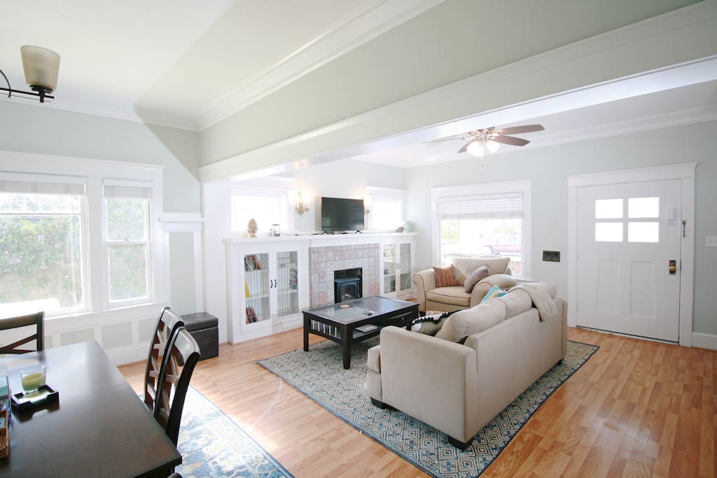 Living room with pull-out couch and SmartTv with Apple TV
