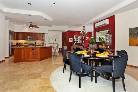 HUGE Waikiki Luxury Suite! Full Kitchen & Pool!