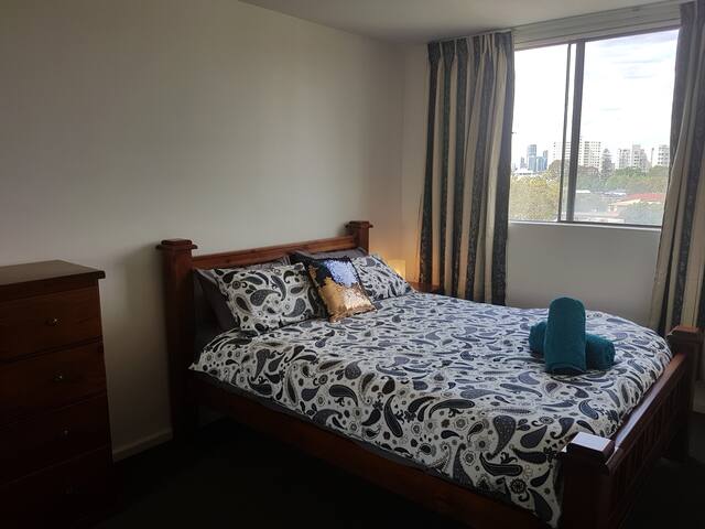 Bright, 2 bedroom apartment near river, zoo & CBD. gallery image 4