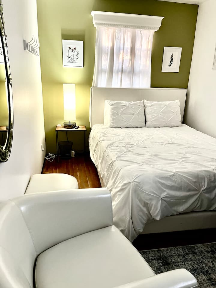 Dhomë gjumi me tavolinë pune, karrige zyre, televizor, karrige dhe osmane. Shiritat e energjisë, komodina, grepat e murit, stacioni i karikimit. Peshqirë dhe shtroja shtesë.