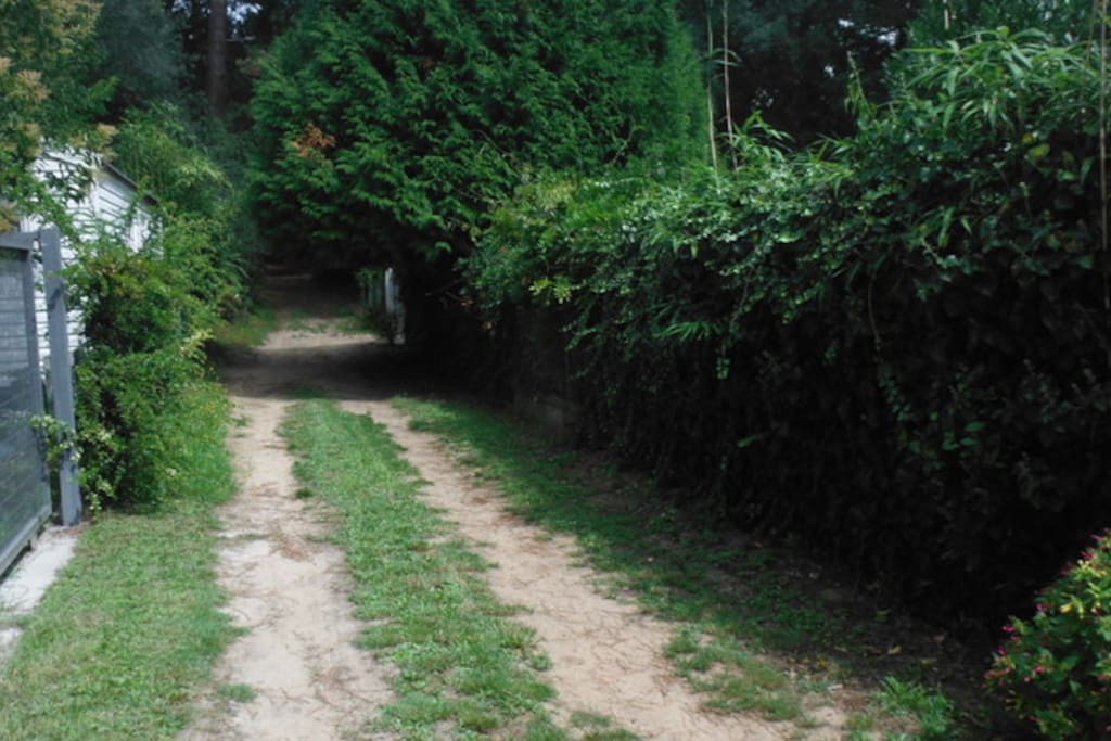 Petit chemin de terre sablonneuse pour arriver à la maison derrière les camping "les ombrages"