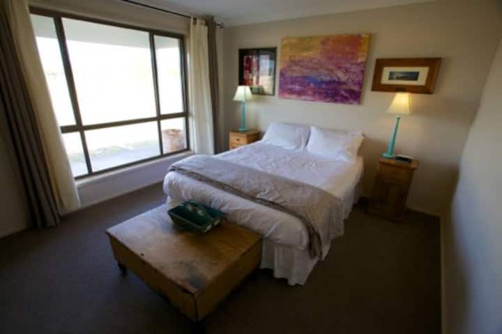 Menšia manželská posteľ v hlavnej spálni