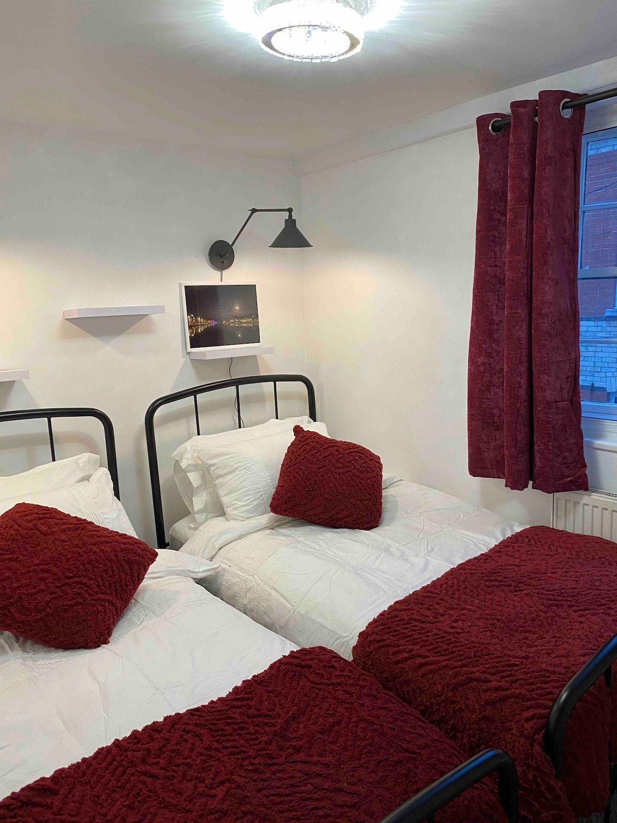 ที่ชั้น 2 คุณจะพบห้องเตียงแฝด  ห้องนี้ค่อนข้างสบายและมีวิวถนนคนเดิน  

มีสมาร์ททีวีบนผนัง

พื้นที่แขวนในตู้